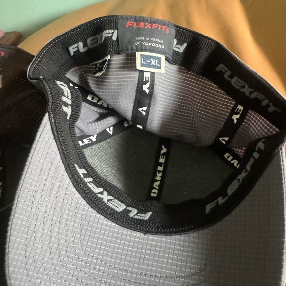 Oakley hats flex fit XL - Picture 4 of 4
